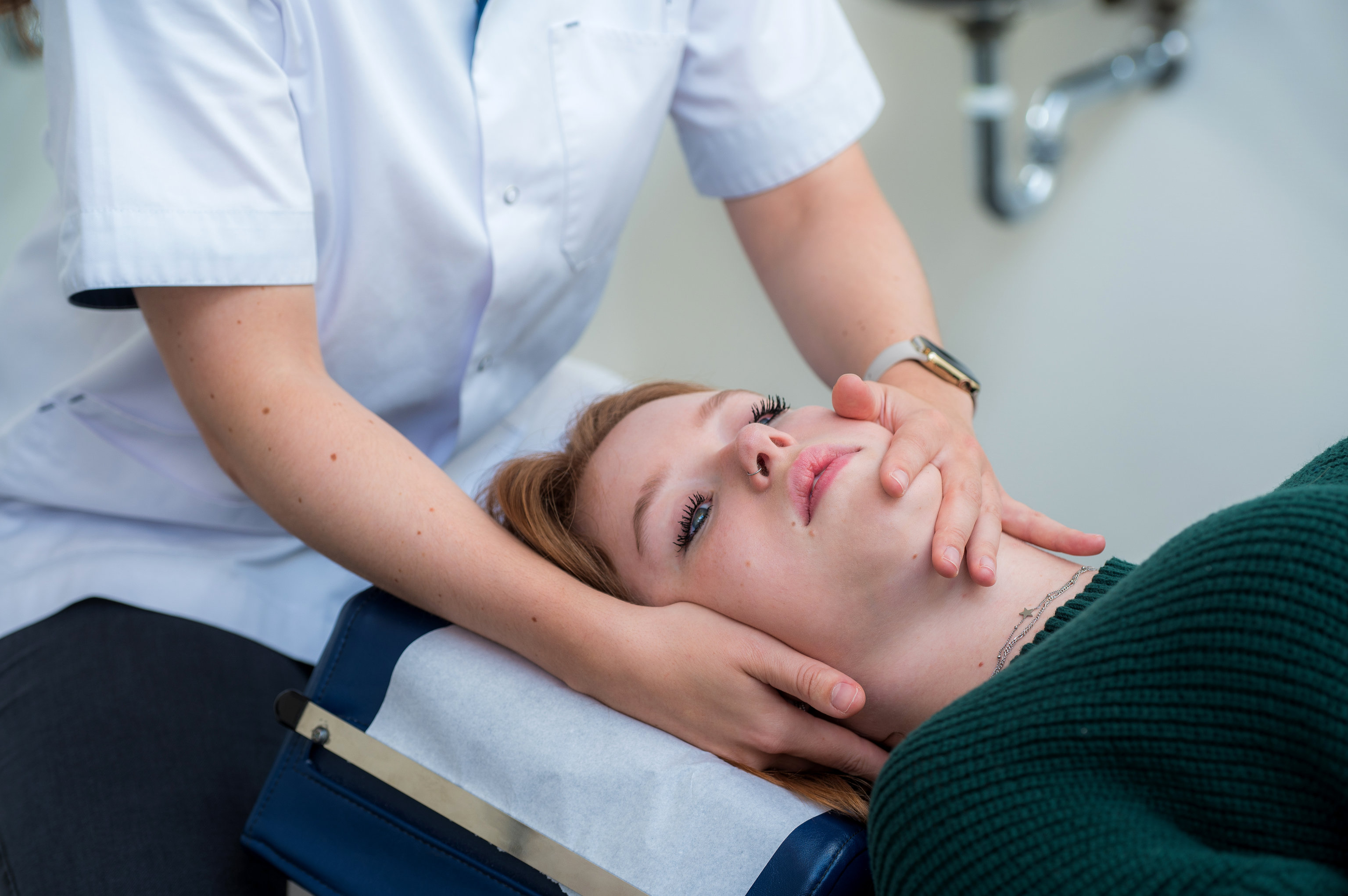 Chiropractor behandelt kaakpijn bij vrouw