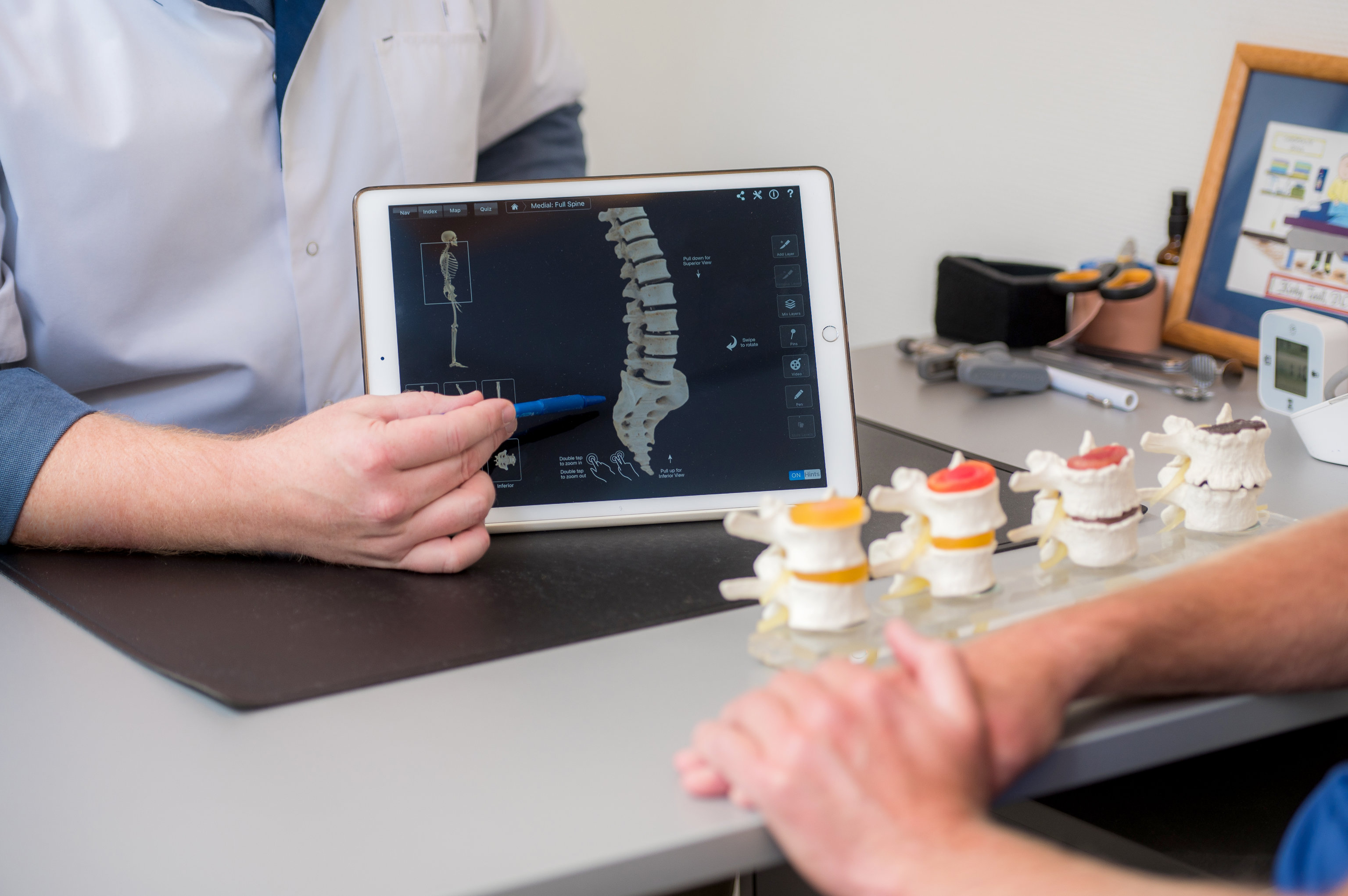 Chiropractor bespreekt discopathie met patiënt