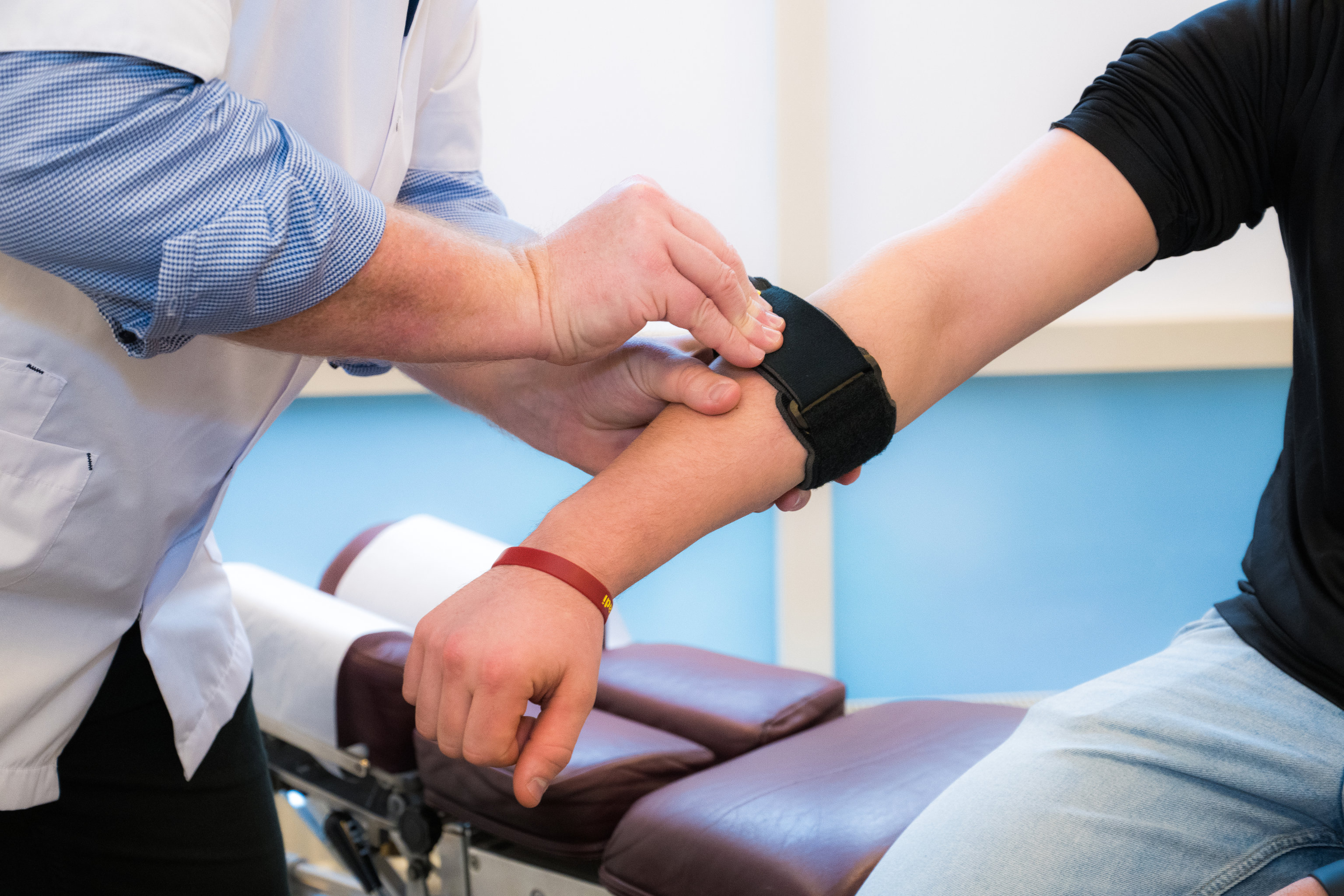 Golfersarm wordt behandelt door chiropractor