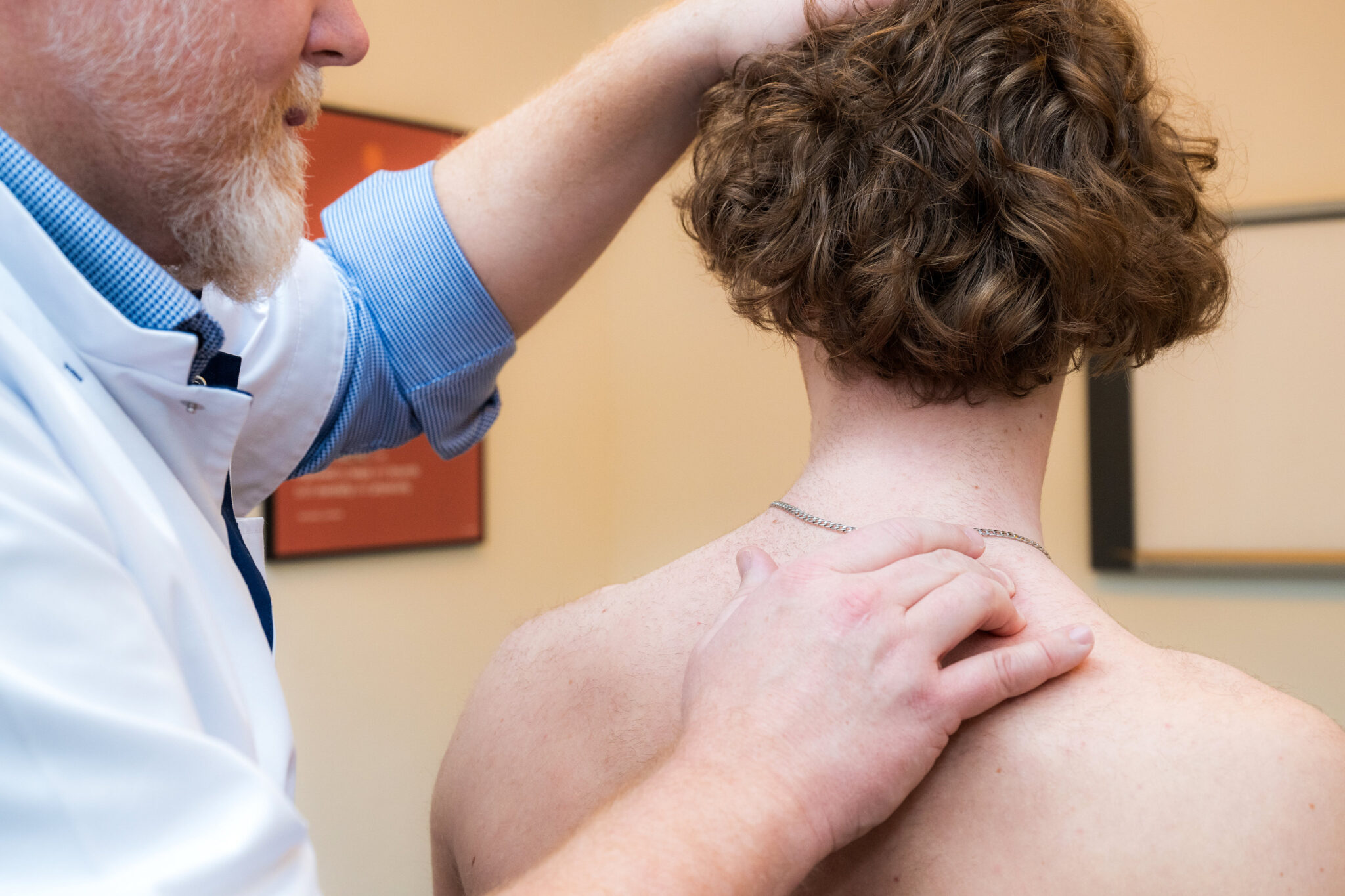 Chiropractor behandelt whiplash bij volwassen man