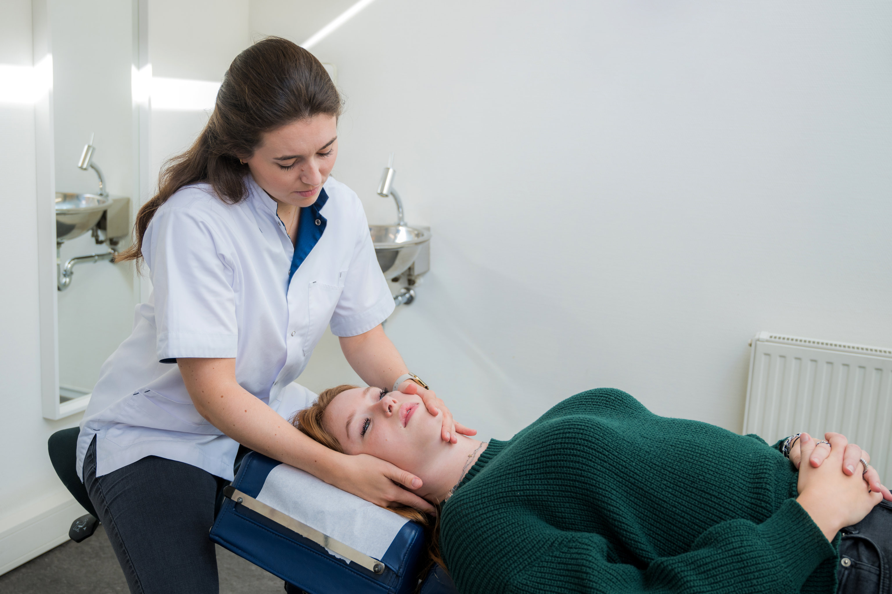 Chiropractor behandelt migraine bij volwassen vrouw