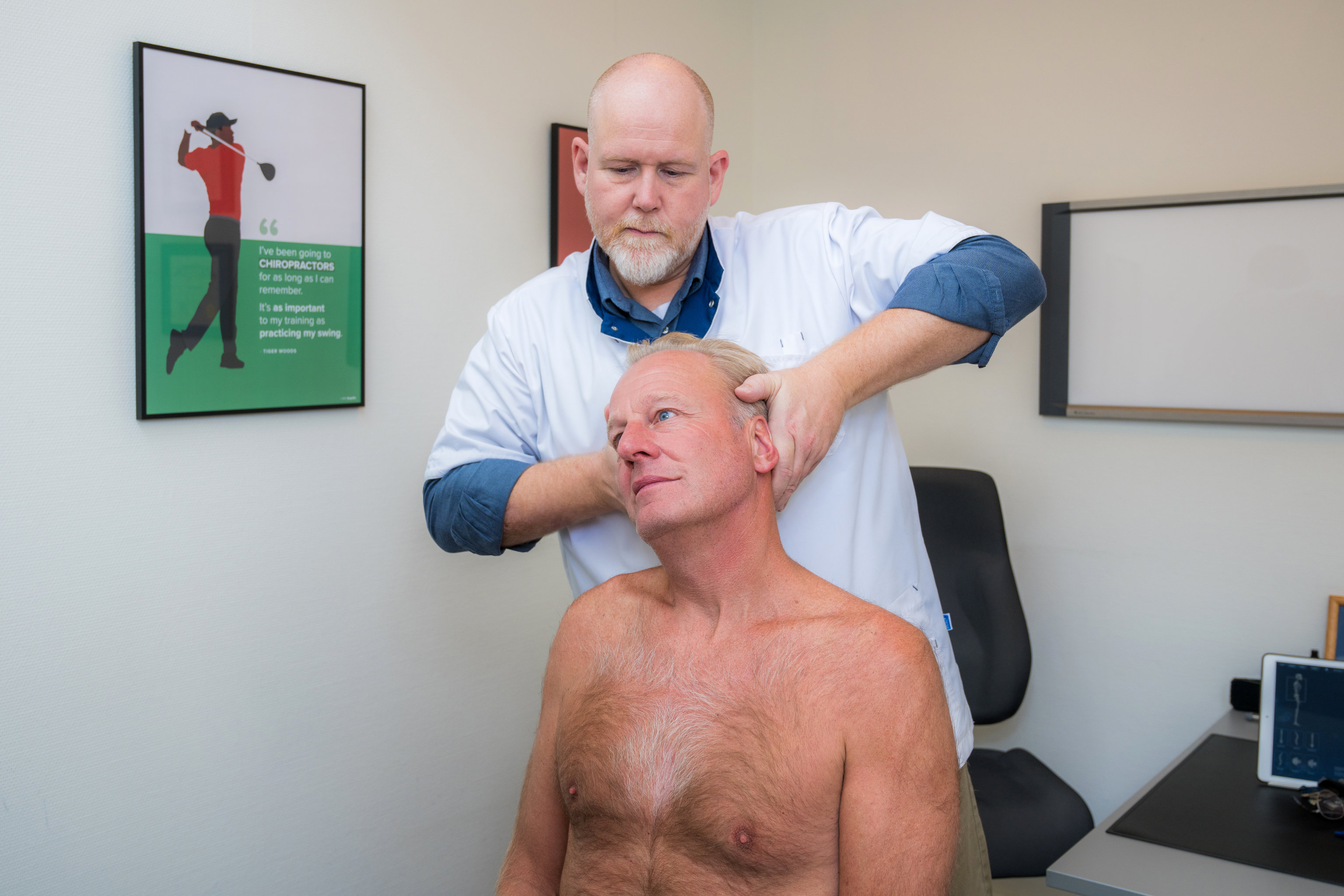 Man met duizeligheid wordt behandeld door chiropractor