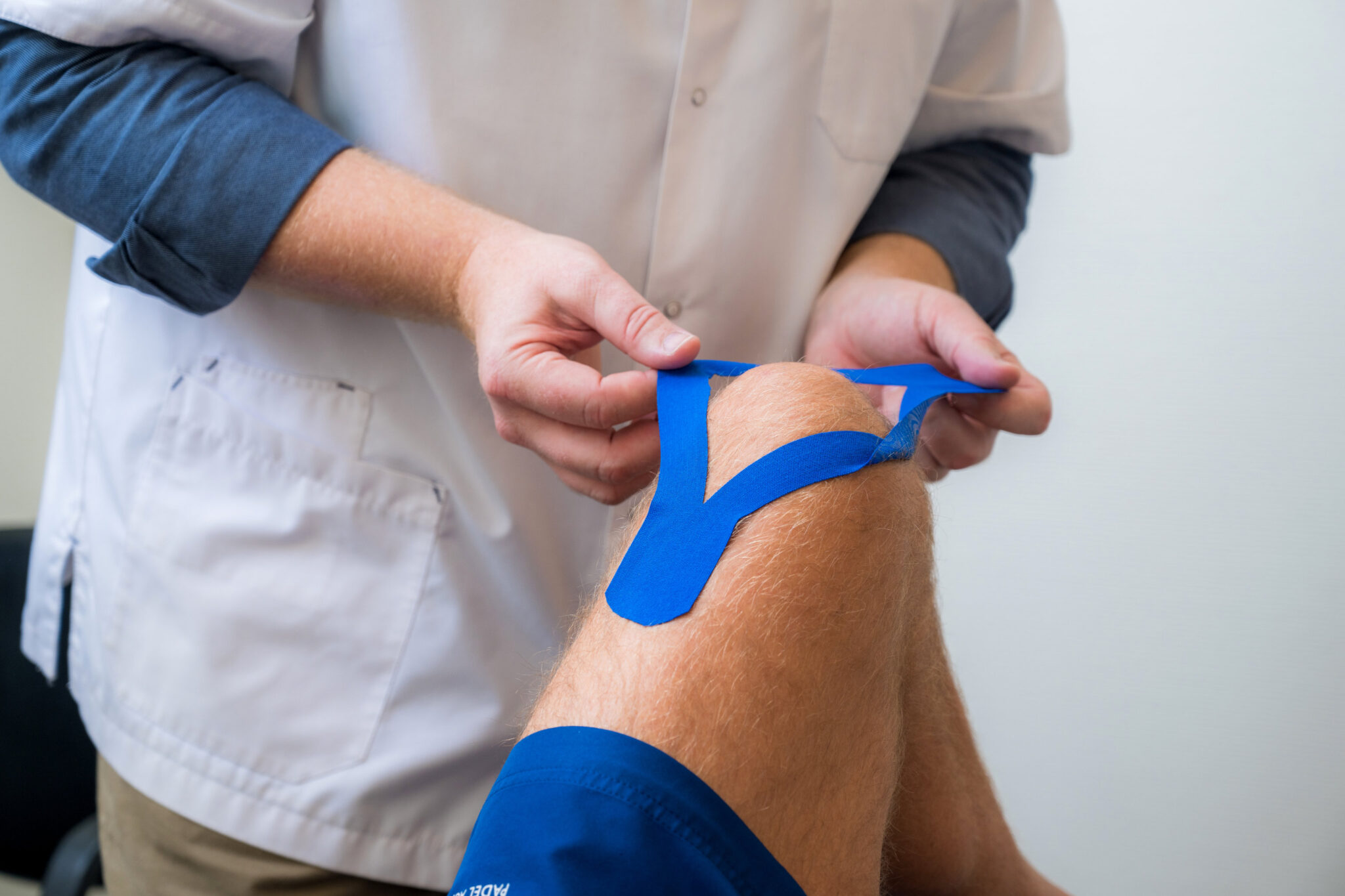 Close-up: chiropractor behandelt kniepijn