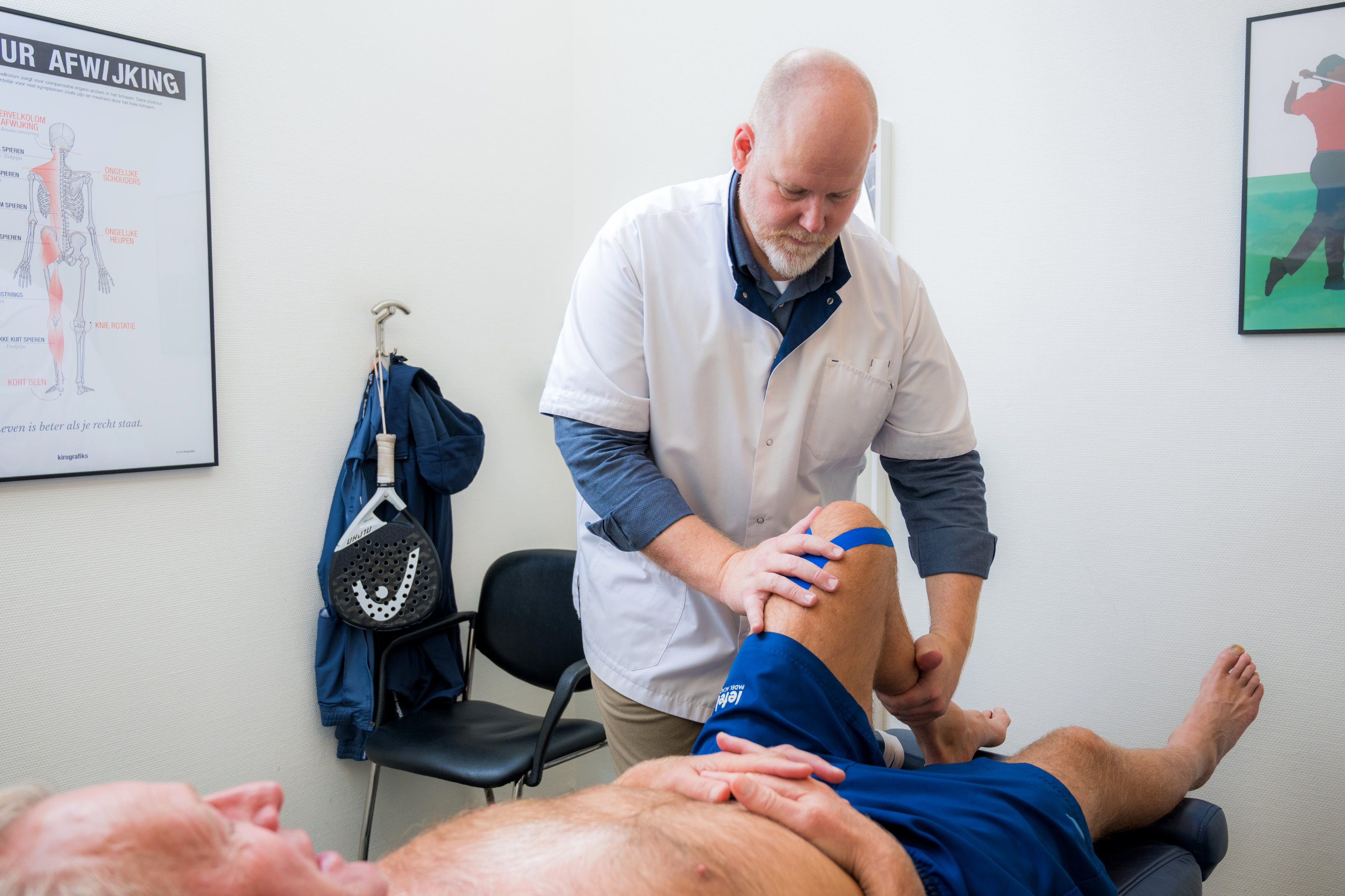 Chiropractor behandelt man met kniepijn