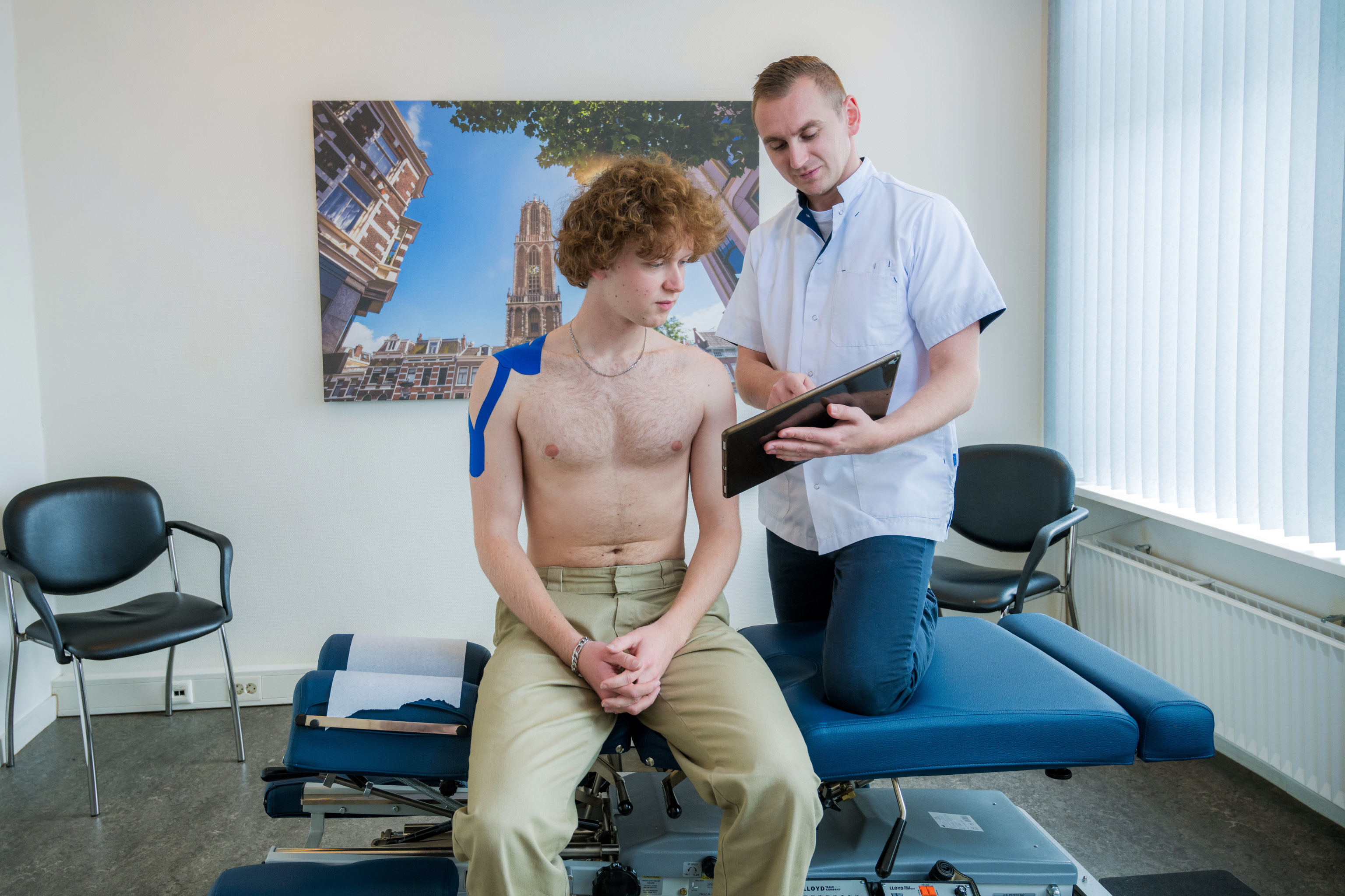 Chiropractor legt behandeling schouderpijn uit